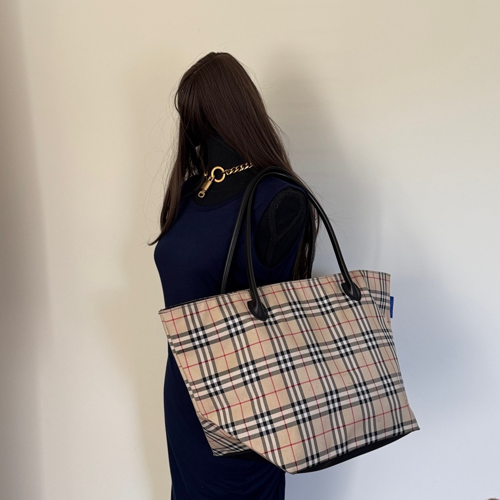 Authentic Burberry Beige Checkered Women's Tote Bag - Picture 16 of 16